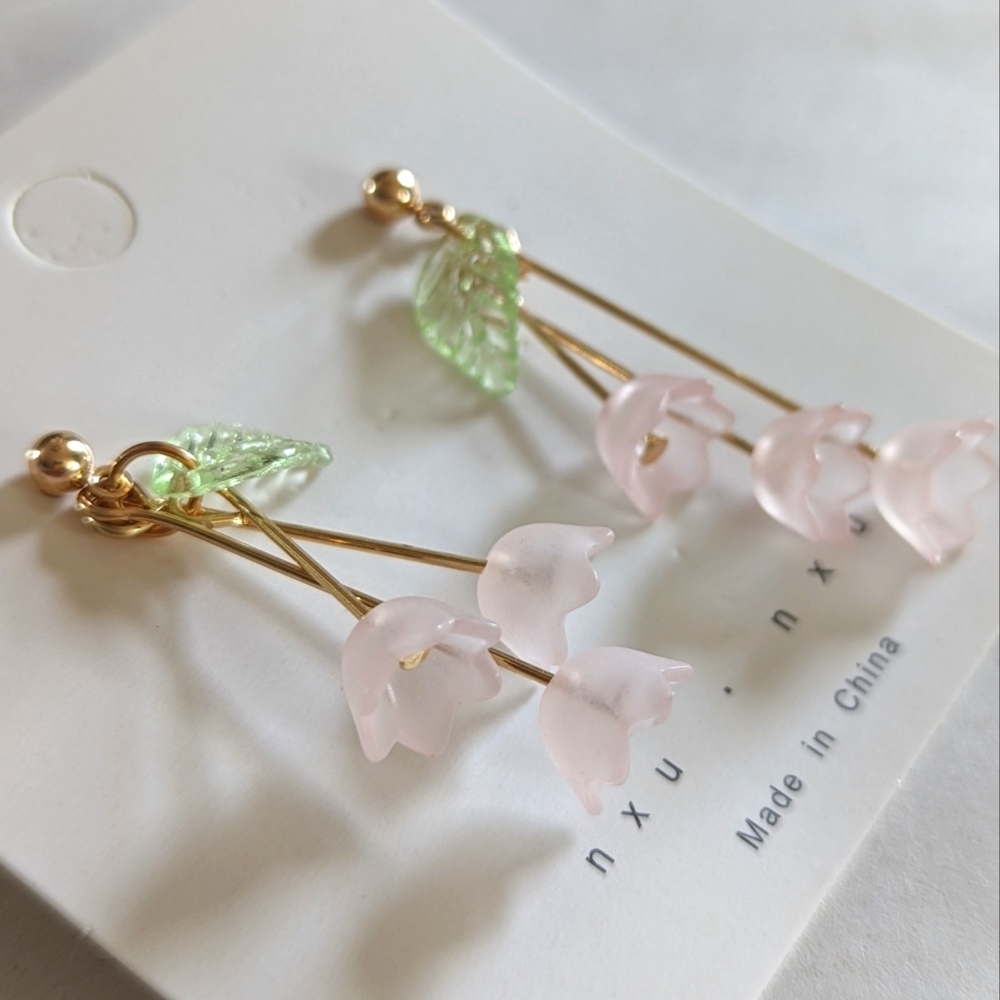Earrings - Dangling flower design